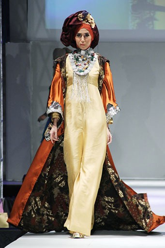 Rya Baraba DPower of Culture. IPBM [Ikatan Perancang Busana Muslim] Jabar collection 2013 Fashion & Art at The Trans Luxury Hotel. Bandung. [Foto: Mohammad Abduh/Wolipop]