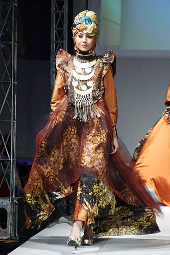Rya Baraba DPower of Culture. IPBM [Ikatan Perancang Busana Muslim] Jabar collection 2013 Fashion & Art at The Trans Luxury Hotel. Bandung. [Foto: Mohammad Abduh/Wolipop]