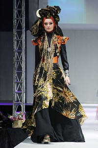 Rya Baraba DPower of Culture. IPBM [Ikatan Perancang Busana Muslim] Jabar collection 2013 Fashion & Art at The Trans Luxury Hotel. Bandung. [Foto: Mohammad Abduh/Wolipop]