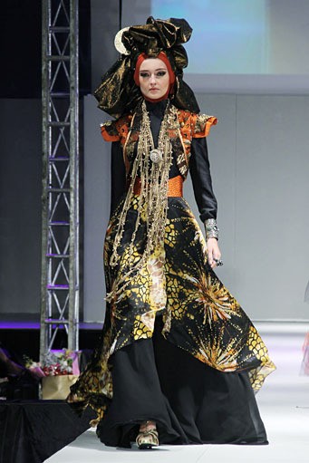 Rya Baraba DPower of Culture. IPBM [Ikatan Perancang Busana Muslim] Jabar collection 2013 Fashion & Art at The Trans Luxury Hotel. Bandung. [Foto: Mohammad Abduh/Wolipop]