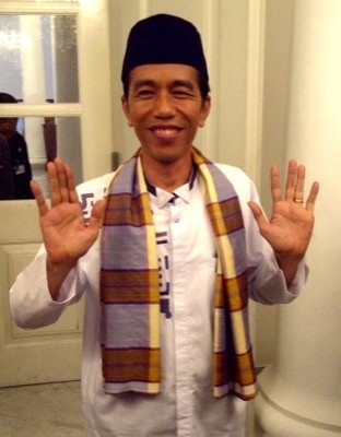 3 Gaya Bang Jokowi Berbusana Betawi