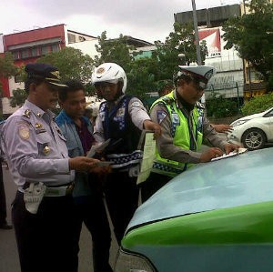 Dishub Razia Angkot di Jl Gadjah Mada, Sopir Tak Berseragam Ditilang