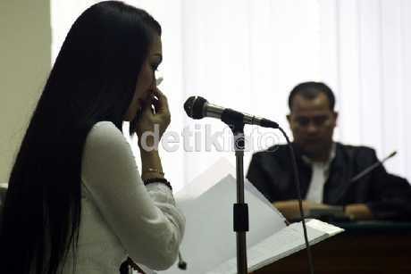 Angie Menangis Saat Bacakan Pembelaannya