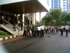 Ricuh Demo di Kantor Hatta, Polisi Adu Pukul dengan Preman