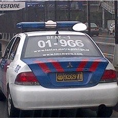 Topi Pak Polisi Ini Tertinggal di Atas Mobil PJR, Terjatuh Diinjak Motor