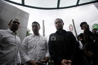 Saat tiba di La codefine Kemang, ia terlihat berbicara sejenak dengan rekan-rekanya yang mau berbicara soal Rasyid Rajasa.