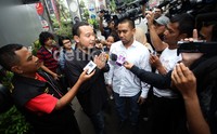 Namun, tiba-tiba saja ia membuka suara dengan perkataan bahwa dirinya bukan ingin menggelar jumpa pers, melainkan hanya ingin memberikan gambaran sosok anak dari Menkoekuin, Hatta Rajasa.     