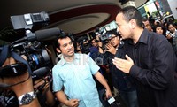  Tampak wajah gugup dari wajah Banyu Biru yang saat itu mengenakan busana kemeja hitam dan jeans.