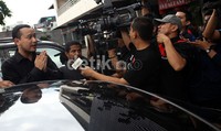 Ia berbicara dengan ditemani oleh tiga orang rekannya yang mengaku sahabat sejak dulu berkuliah di London. Namun sayang, apa yang dibicarakan itu tak mengandung unsur berita apa-apa, hanya saja memberikan gambaran atau sosok Rasyid dimata sahabatnya.     
