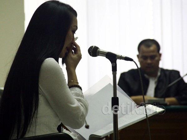 Bacakan Pledoi, Angie Menangis