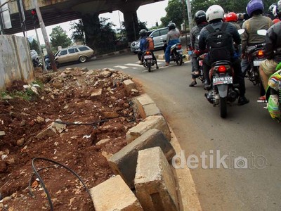 Trotoar di Jalan Jend. Sudirman Rusak