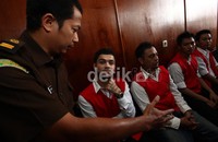 Kemudian kelimanya ditangkap keesokan harinya di sebuah hotel di Kebayoran Baru, Jakarta Selatan.     