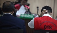     Diego yang mengenakan rompi tahanan Kejari Jakpus bernomor punggung 18 terlihat serius mendegarkan pembacaan dakwaan.       