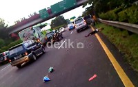 Seorang penumpang Luxio tergeletak di pinggir jalan. (Rangga Nugraha).