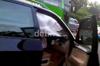 Usai kecelakaan, air bag mobil BMW X5 tampak masih mengembang.