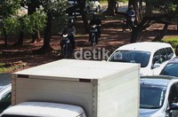 Kemacetan yang parah membuat pemotor nekat menerobos bahu jalan bahkan taman.