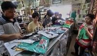 Jalan Somba Opu merupakan pusat kawasan penjualan oleh-oleh khas Makassar. Berbagai macam souvenir maupun makanan dijual kawasan tersebut.