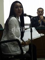 Bacakan Pledoi, Angie Menangis