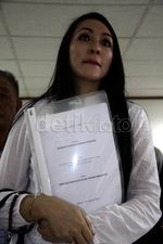 Bacakan Pledoi, Angie Menangis