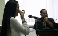 Angie mengusap air matanya. Ramses/detikFoto.