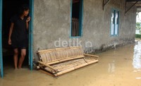 Banjir mulai terjadi sekitar Rabu (2/13) malam pukul 21.00 WIB dan terus meninggi pada pukul 01.00 WIB. Arbi Anugrah/detikFoto.