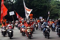 Mereka datang dengan memakai kaos orange dan mengendarai sepeda motor.