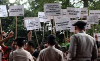 Janji-janji dari ketua Umum Persija Jakarta Ferry Paulus yang tidak pernah terealisasi, ratusan suporter The Jak Mania akhirnya melakukan aksi demo.