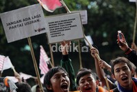 Transparansi keuangan manajemen yang tidak pernah jelas peruntukkannya, mengakibatkan gaji para pemain Persija Jakarta belum terbayarkan.