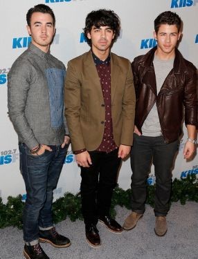 Luka Saat Nonton Konser, Penggemar Tuntut Jonas Brothers