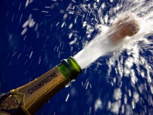 Sumbat Botol Champagne Bisa Sebabkan Kebutaan!