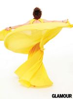 Senyum Lebar Anne Hathaway di Glamour