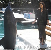 Perempuan yang tengah mengandung buah hati pertamanya itu tampak mengenakan maxi dress dan blazer hitam. (Kim Kardashian)