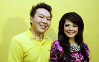 Ia tampak sumringah berpose dan berfoto bersama calon suaminya saat ditemui di Studio Hanggar, pada Rabu (2/1/2013).