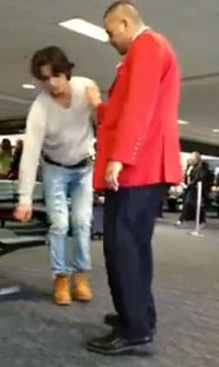 Sebelumnya, ia diturunkan dari pesawat karena dianggap terlalu mabuk, demikian yang dilansir Daily Mail, Kamis (3/1/2013). (dok. Youtube)