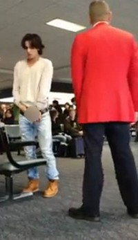 Ia pun membuka celananya di depan penjaga bandara LAX. (dok. Youtube)