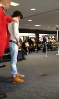 Tiba-tiba ia membuang air kecil di depan publik. (dok. Youtube)