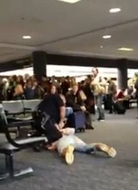 Polisi pun langsung menangkapnya dan memborgol tangan Bronson. (dok. Youtube)