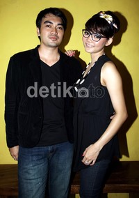 Rina dan Ridwan tampak serasi dengan balutan busana yang serba hitam.