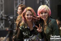 Hyoyeon dan Sunny berpose di depan kamera. (SME)