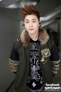 Henry menunjukkan aksi rap-nya yang berbahasa Inggris. (SME)