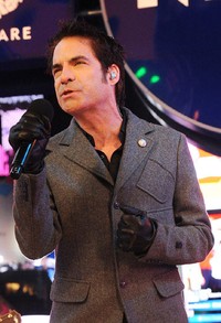 Sang vokalis Patrick Monahan tampaknya sangat menghayati lagu yang dibawakannya itu. Brad Barket/Getty Images for NIVEA.