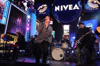 Train tampil di NIVEA Kiss Stage di Times Square pada 31 Desember 2012 lalu. Brad Barket/Getty Images for NIVEA.