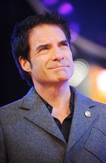 Aksi Train Bawakan Lagu John Lennon