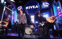Tak hanya itu, mereka juga menyanyikan lagu 'Mermaid'. Brad Barket/Getty Images for NIVEA.