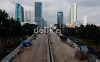 Sejumlah pekerja menyelesaikan pembuatan jalan layang non tol di Jalan Casablanca, Jakarta Selatan.