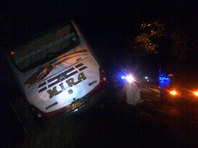 Tabrak Truk Kontainer, Bus Mira Nyungsep Parit