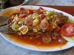Segarnya Gurame Saus Buah dan Ayam Ijo Pelayangan