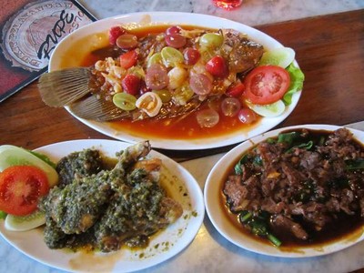Segarnya Gurame Saus Buah dan Ayam Ijo Pelayangan