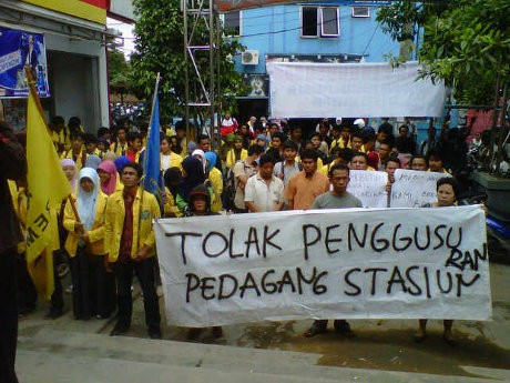 Tolak Kios di St Pondok Cina Digusur, Mahasiswa UI Hadang Petugas
