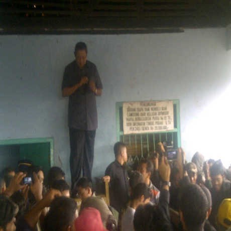 SBY Naik ke Atas Kursi: Saya Berdiri Bukan untuk Memimpin Lelang